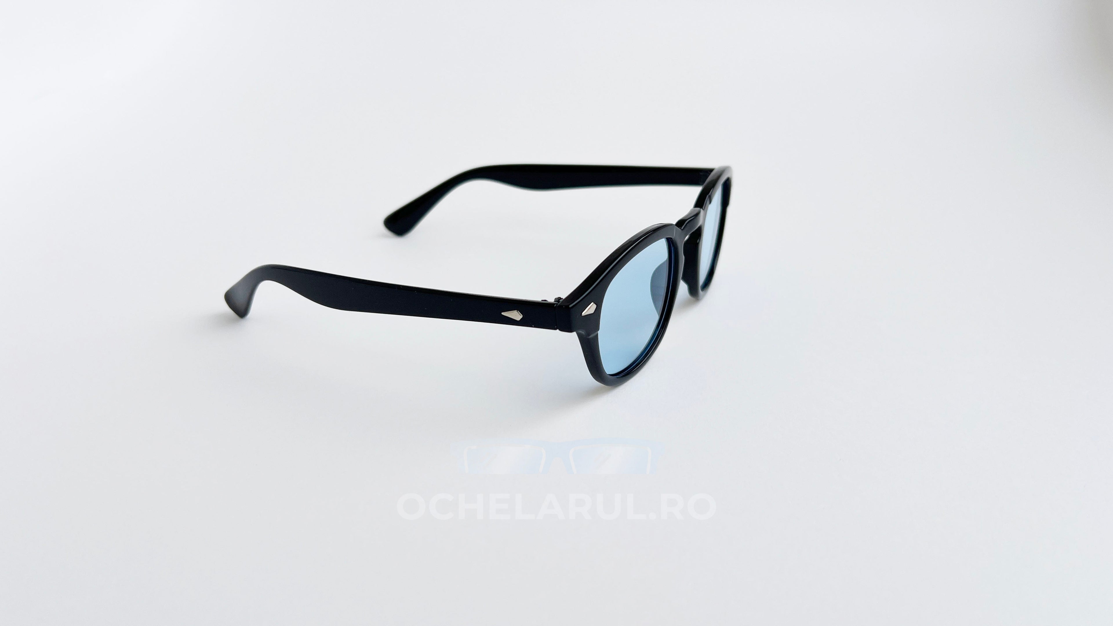Ochelari de soare Moscot Lemtosh Style cu rame negre groase și lentile albastre, design unisex.