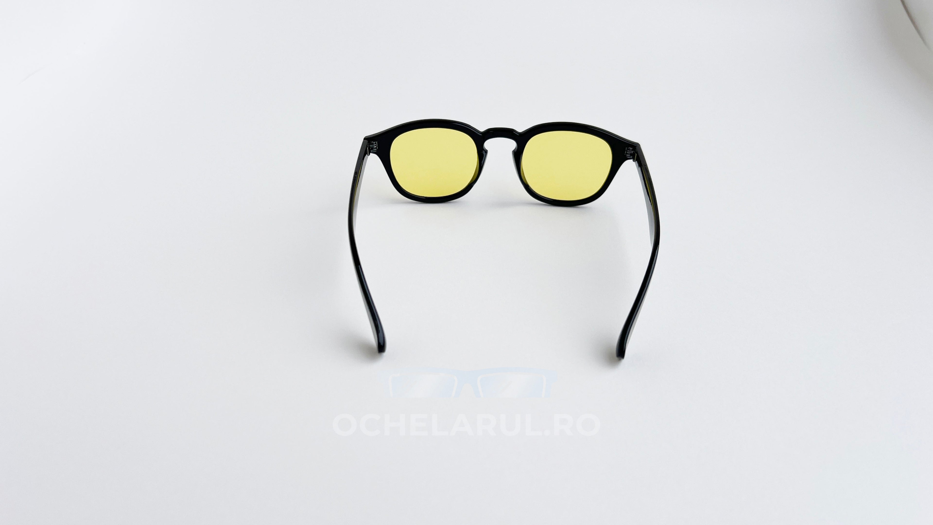 Ochelari de soare Moscot Lemtosh Style cu rame negre și lentile galbene, design elegant pentru bărbați.