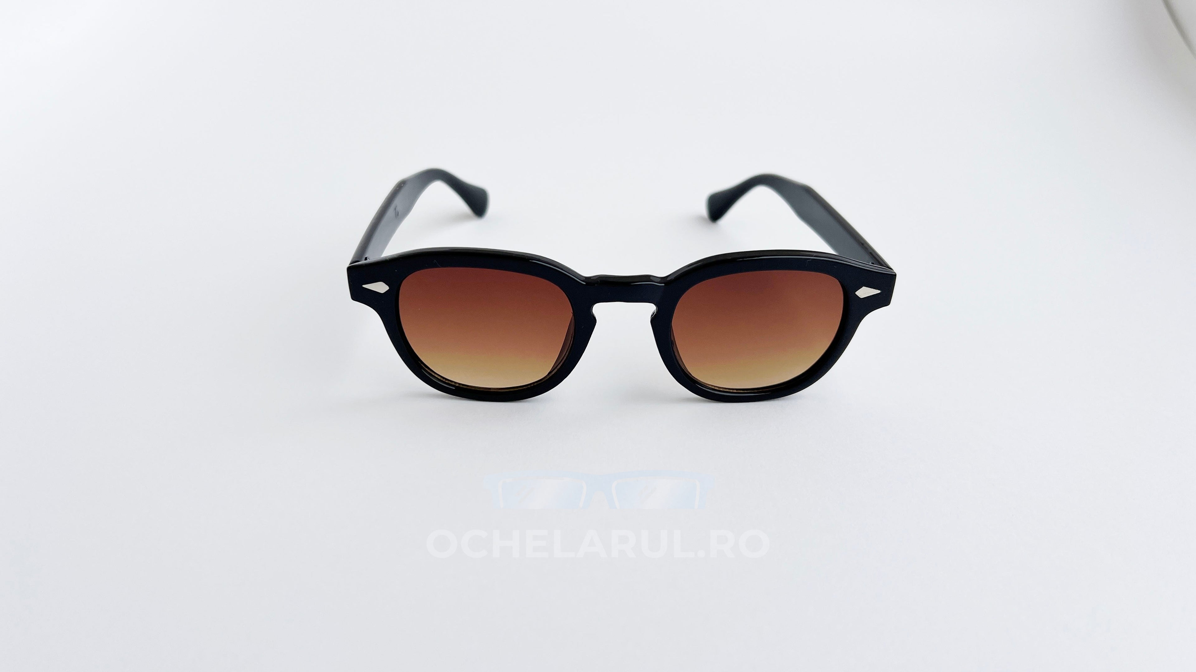 Ochelari de soare Moscot Lemtosh Style cu rame negre și lentile maro degrade, într-un design clasic pentru bărbați.