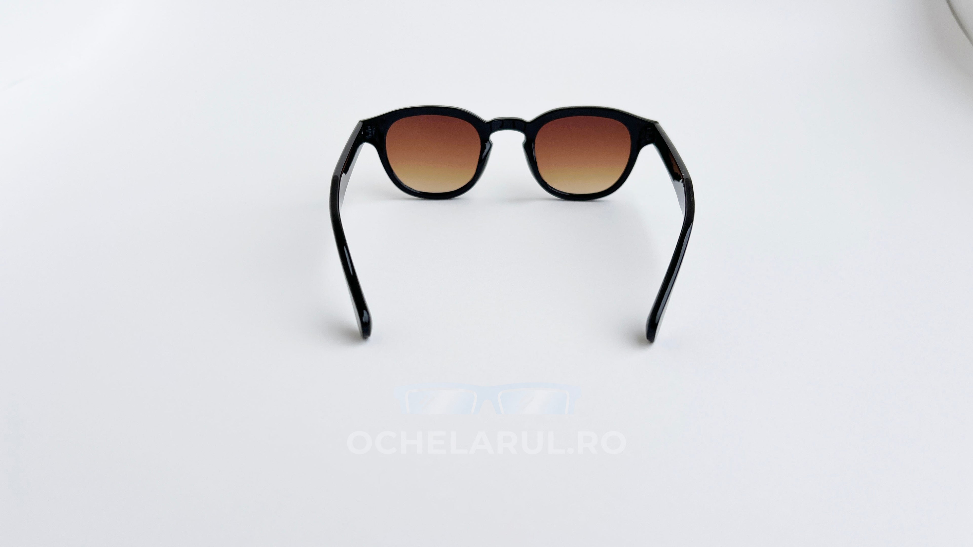Ochelari de soare Moscot Lemtosh Style cu rame negre și lentile maro degrade, stil unisex elegant.