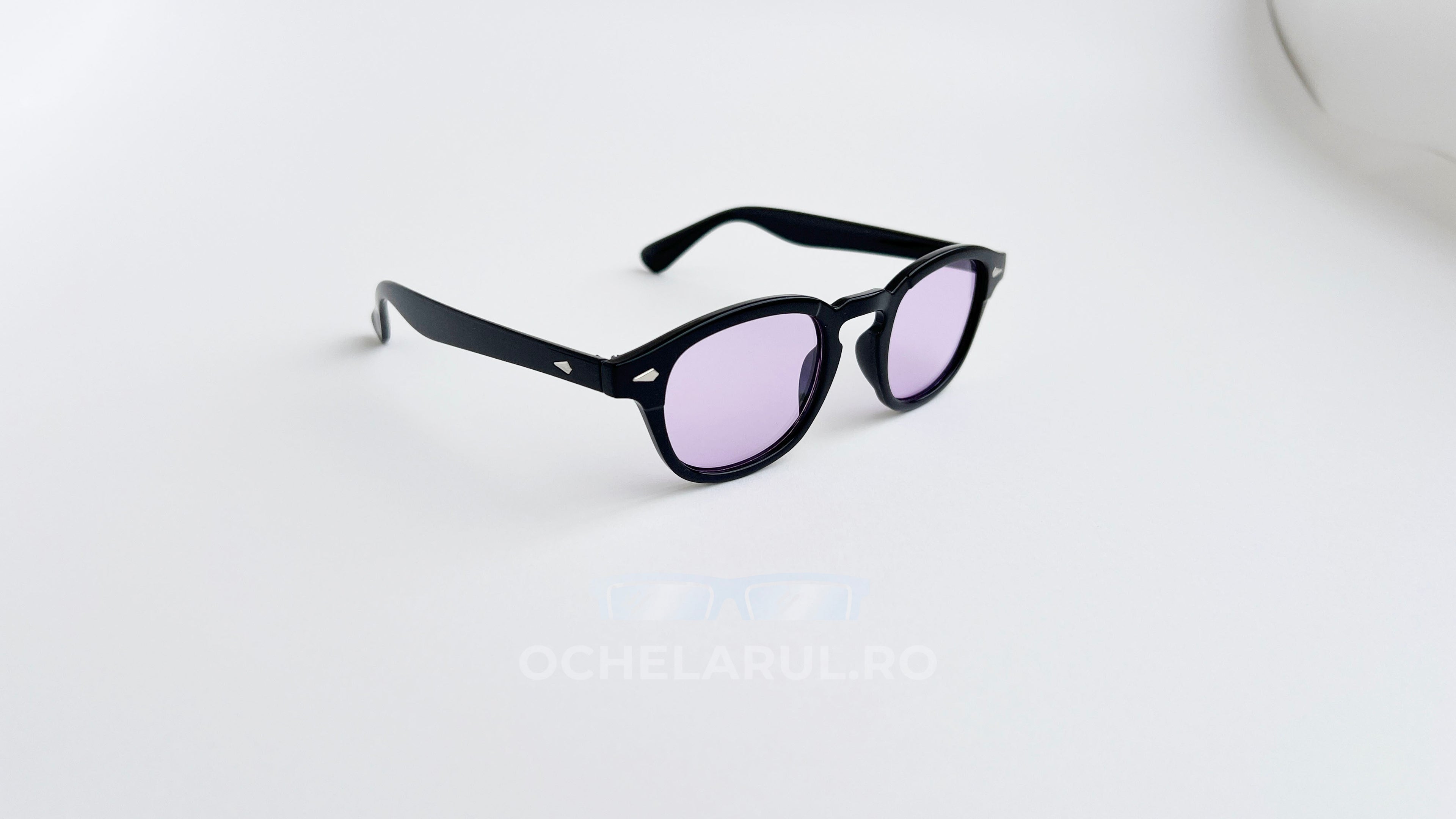 Ochelari de soare Moscot Lemtosh Style cu rame negre și lentile mov, design masculin elegant și modern.