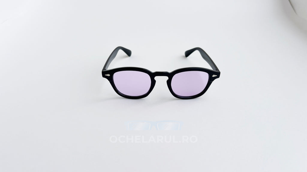 Ochelari de soare Moscot Lemtosh Style cu rame negre și lentile mov, un design modern și elegant pentru bărbați.
