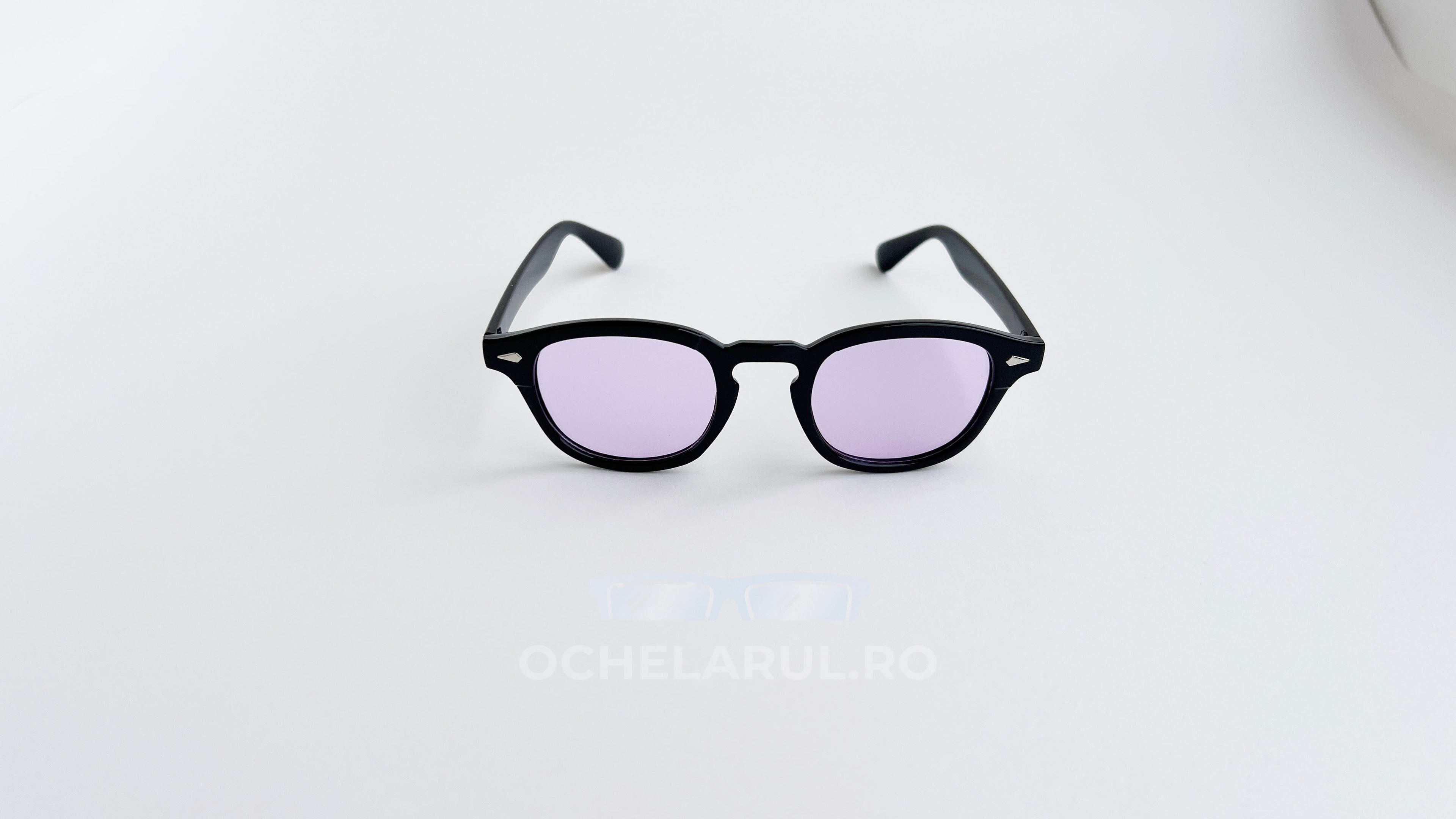 Ochelari de soare Moscot Lemtosh Style cu rame negre și lentile mov, un design modern și elegant pentru bărbați.