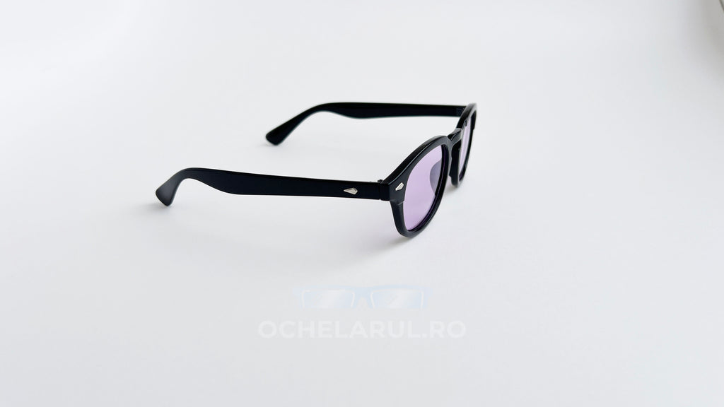 Ochelari de soare Moscot Lemtosh Style cu rame negre și lentile colorate mov, design modern pentru bărbați.