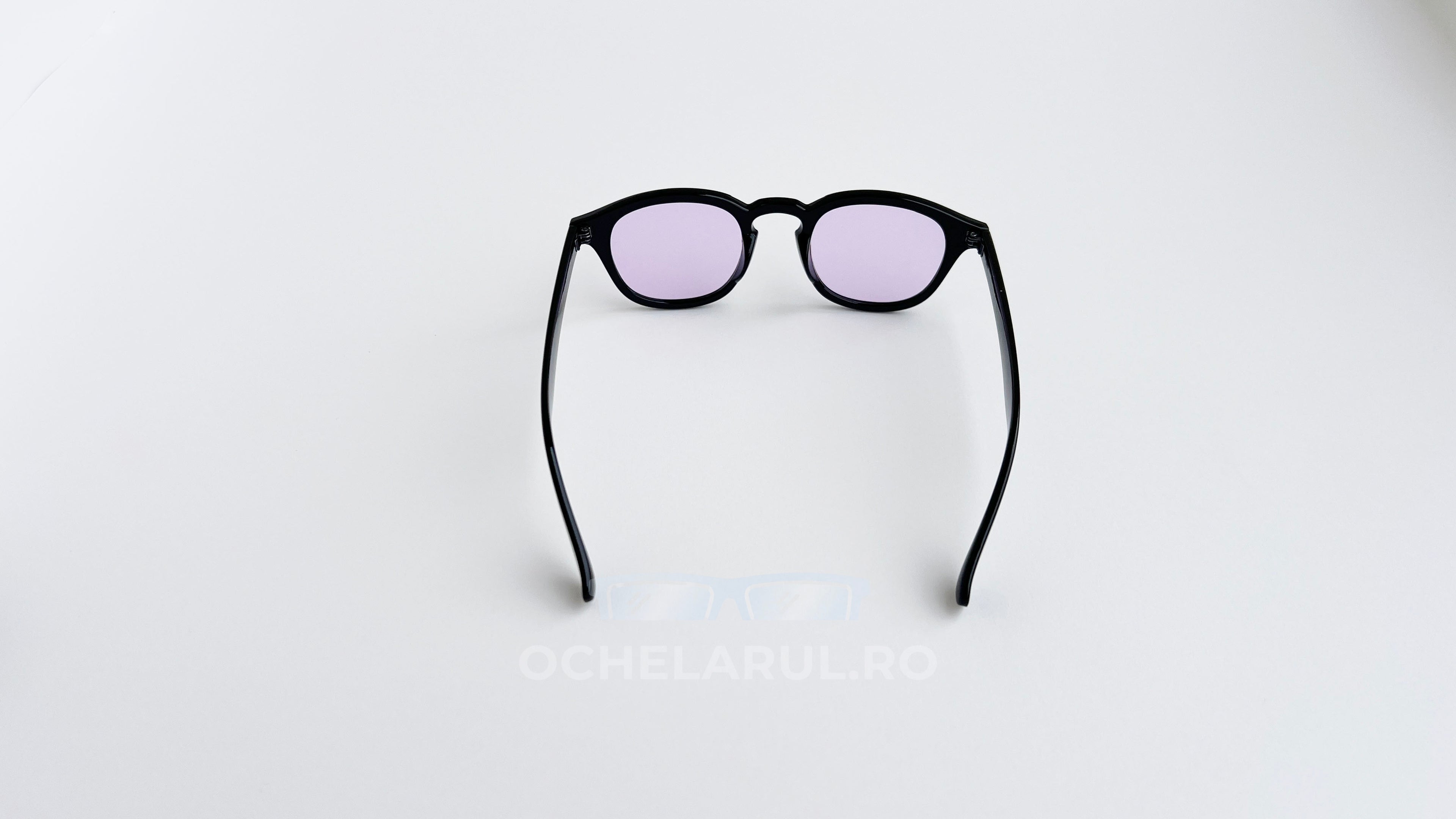 Ochelari de soare Moscot Lemtosh Style cu rame negre și lentile mov, model unisex modern pentru protecție solară.