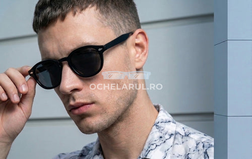 Bărbat purtând ochelari de soare Moscot Lemtosh Style cu rame negre și lentile întunecate, stil modern și elegant.
