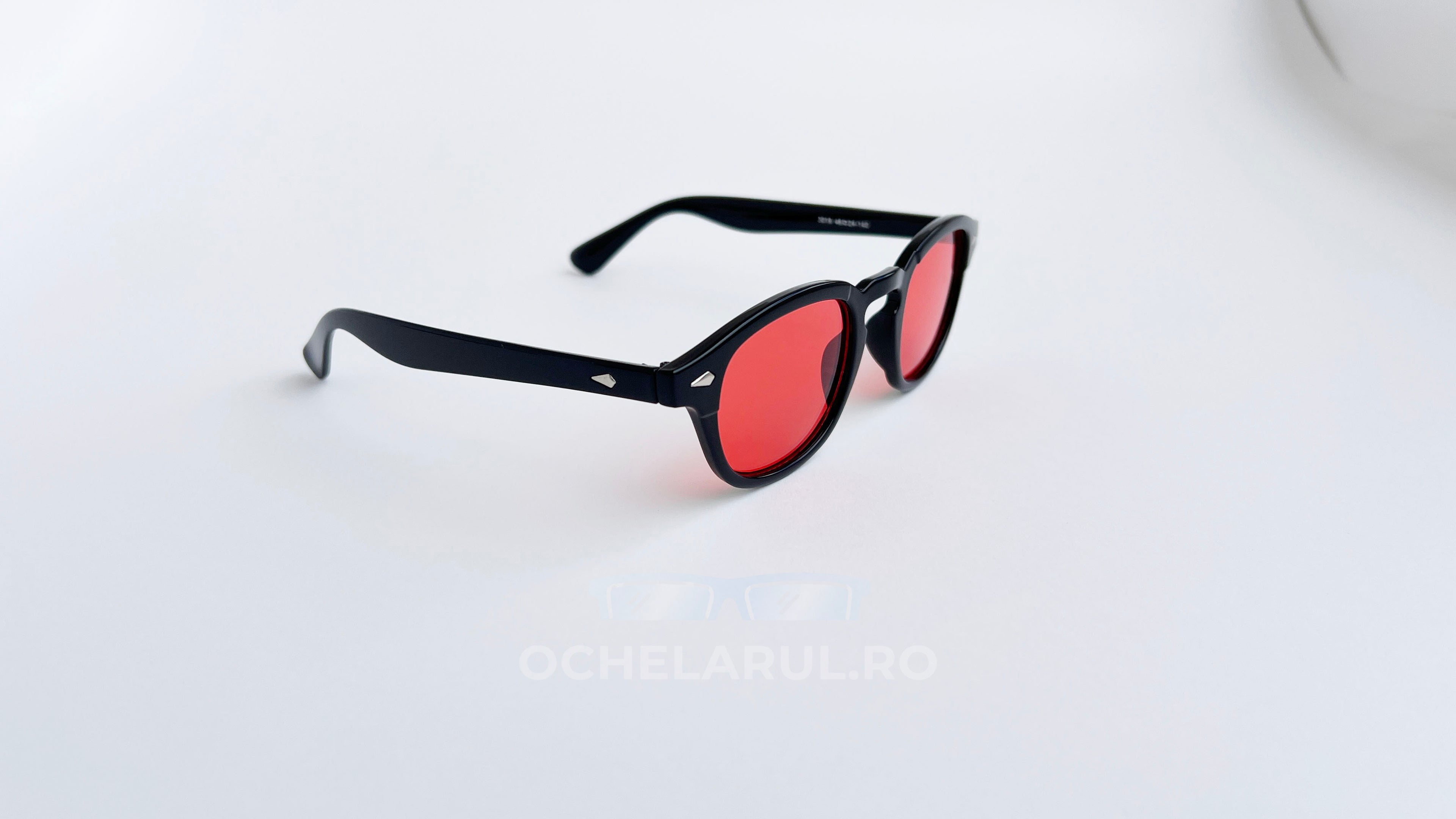 Ochelari de soare Moscot Lemtosh Style cu rame negre și lentile roșii, stil clasic și elegant.