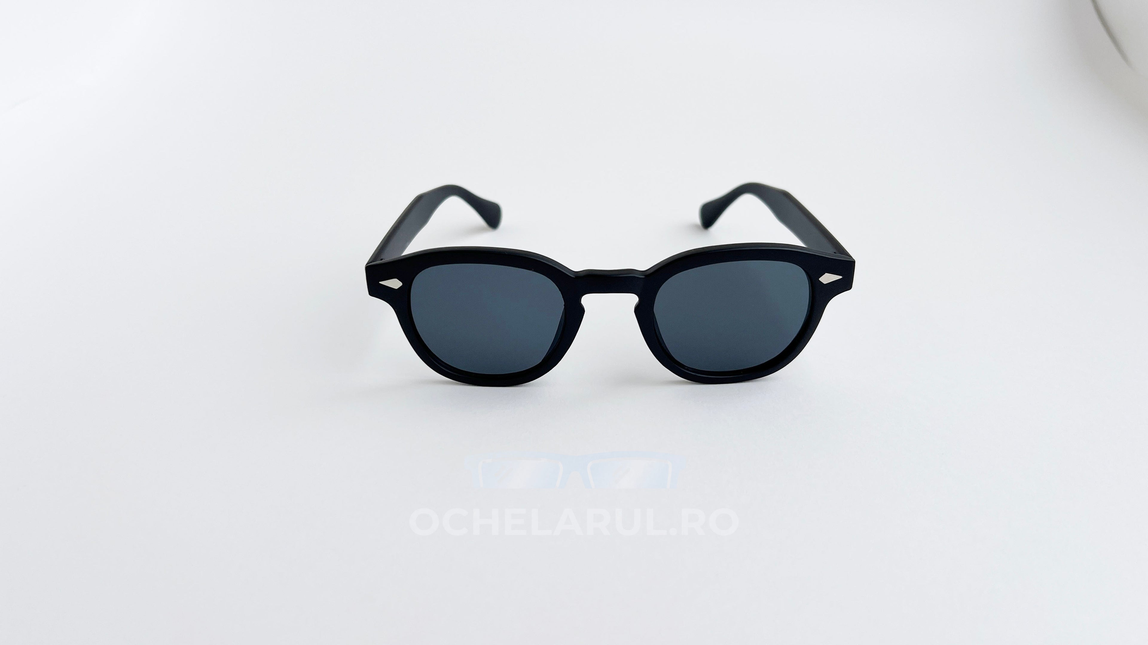 Ochelari de soare Moscot Lemtosh Style cu rame negre mate și lentile întunecate, design clasic pentru bărbați.