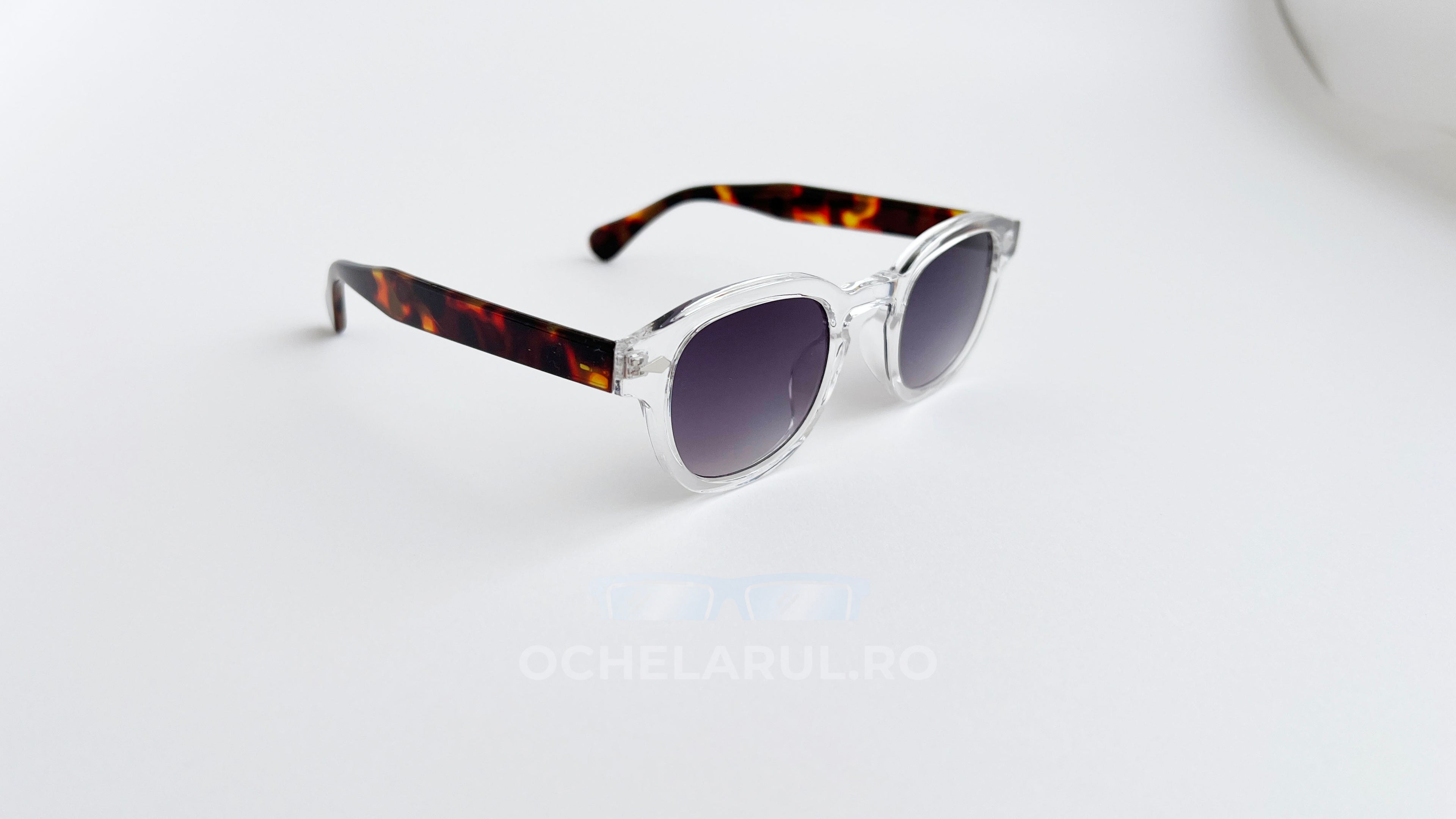 Ochelari de soare Moscot Lemtosh Style cu rame transparente și brațe în nuanță havana, lentile gri degrade.