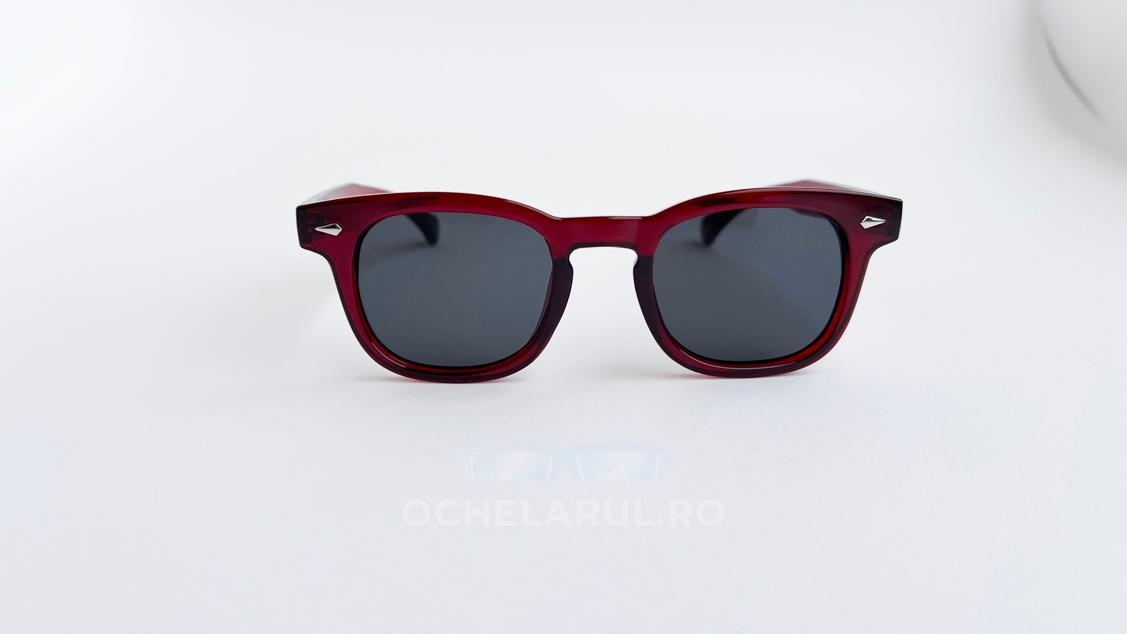 Ochelari de soare Moscot Lemtosh style, rama visinie si lentile negre, vedere fata aproape