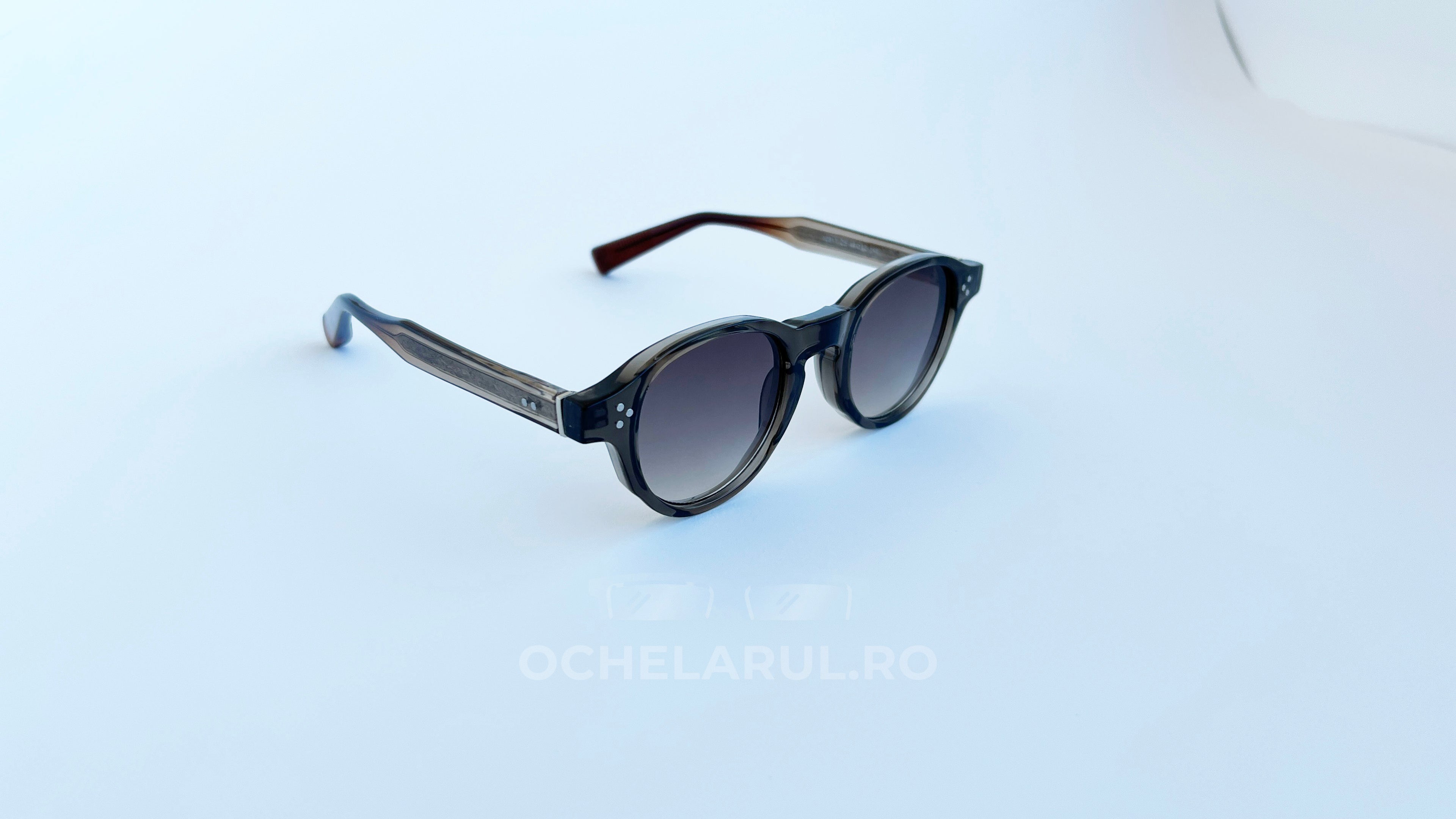 Ochelari de soare Moscot Style cu rame negre translucide și lentile în degrade pentru bărbați, model elegant și modern.