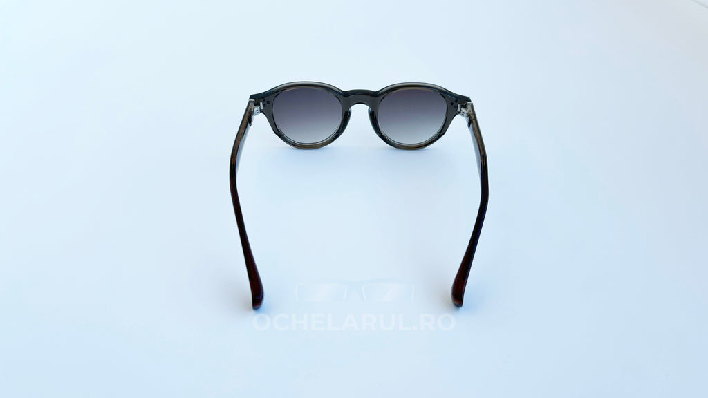 Ochelari de soare Moscot Style cu rame negre și lentile degrade pentru protecție solară optimă.