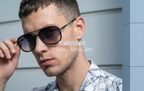 Ochelari de soare Naviagtor - Rama neagra-gunmetal - Lentile violet degrade - Model purtand ochelarii pe fata