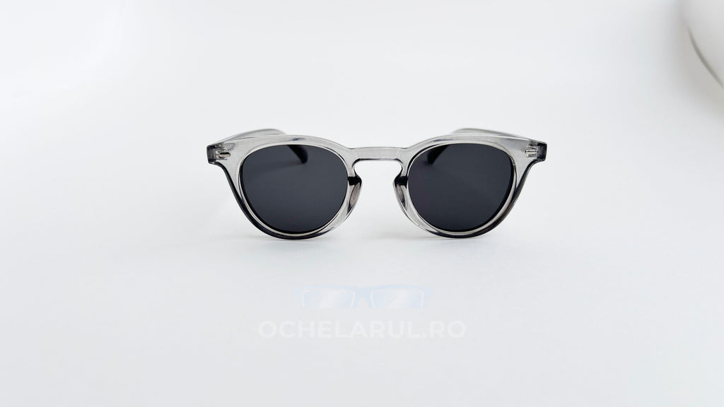Ochelari de soare Oliver Peoples Style cu rame gri transparente și lentile întunecate, design elegant pentru bărbați.