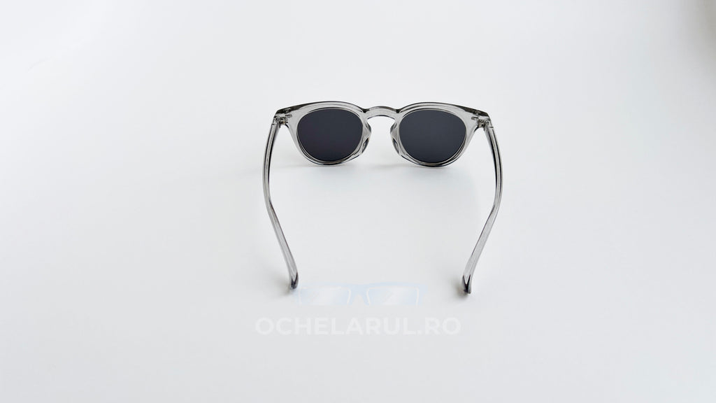 Ochelari de soare Oliver Peoples Style cu rame gri transparente și lentile gri, stil unisex din ochelarul.ro