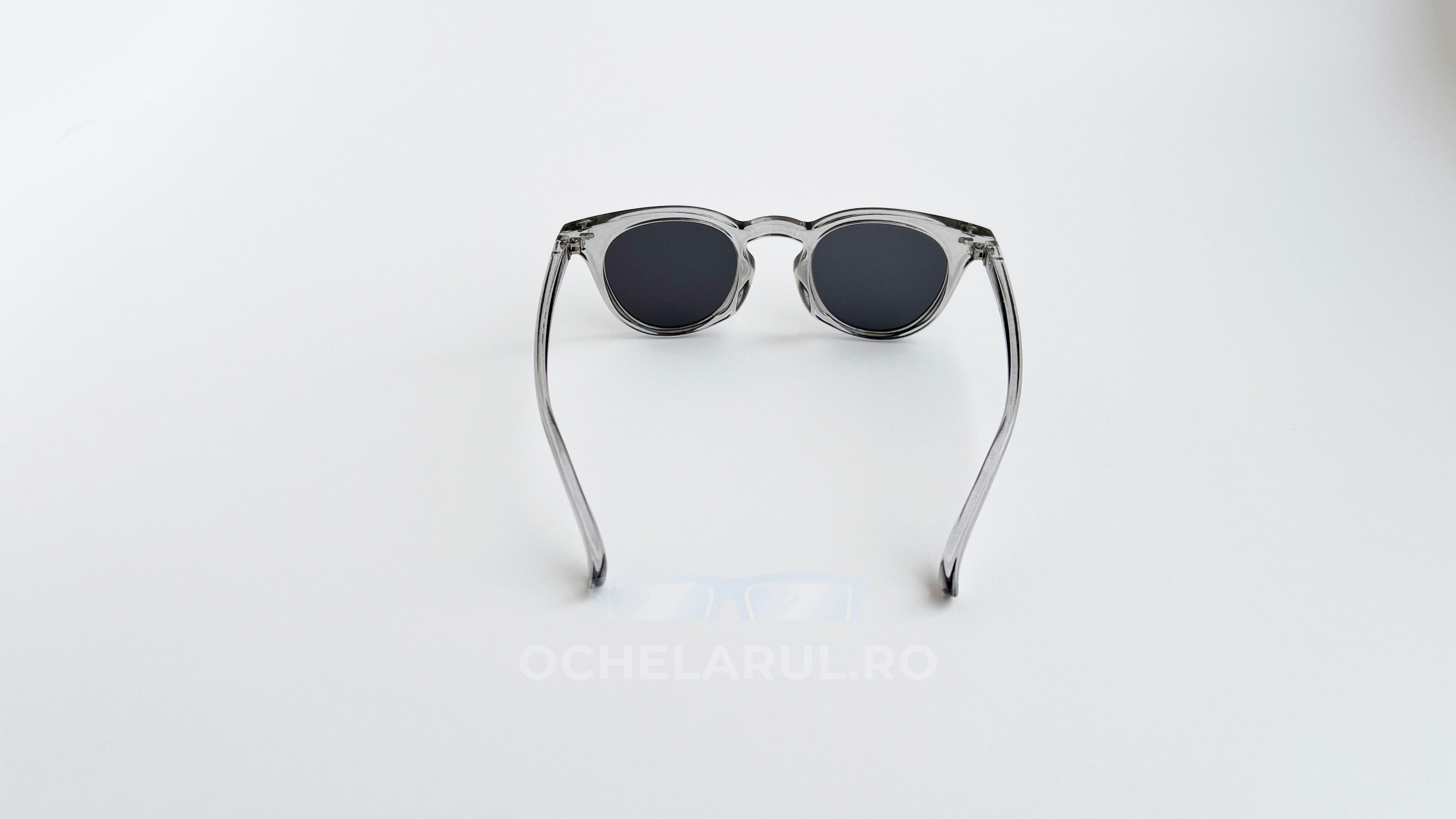 Ochelari de soare Oliver Peoples Style cu rame gri transparente și lentile gri, stil unisex din ochelarul.ro