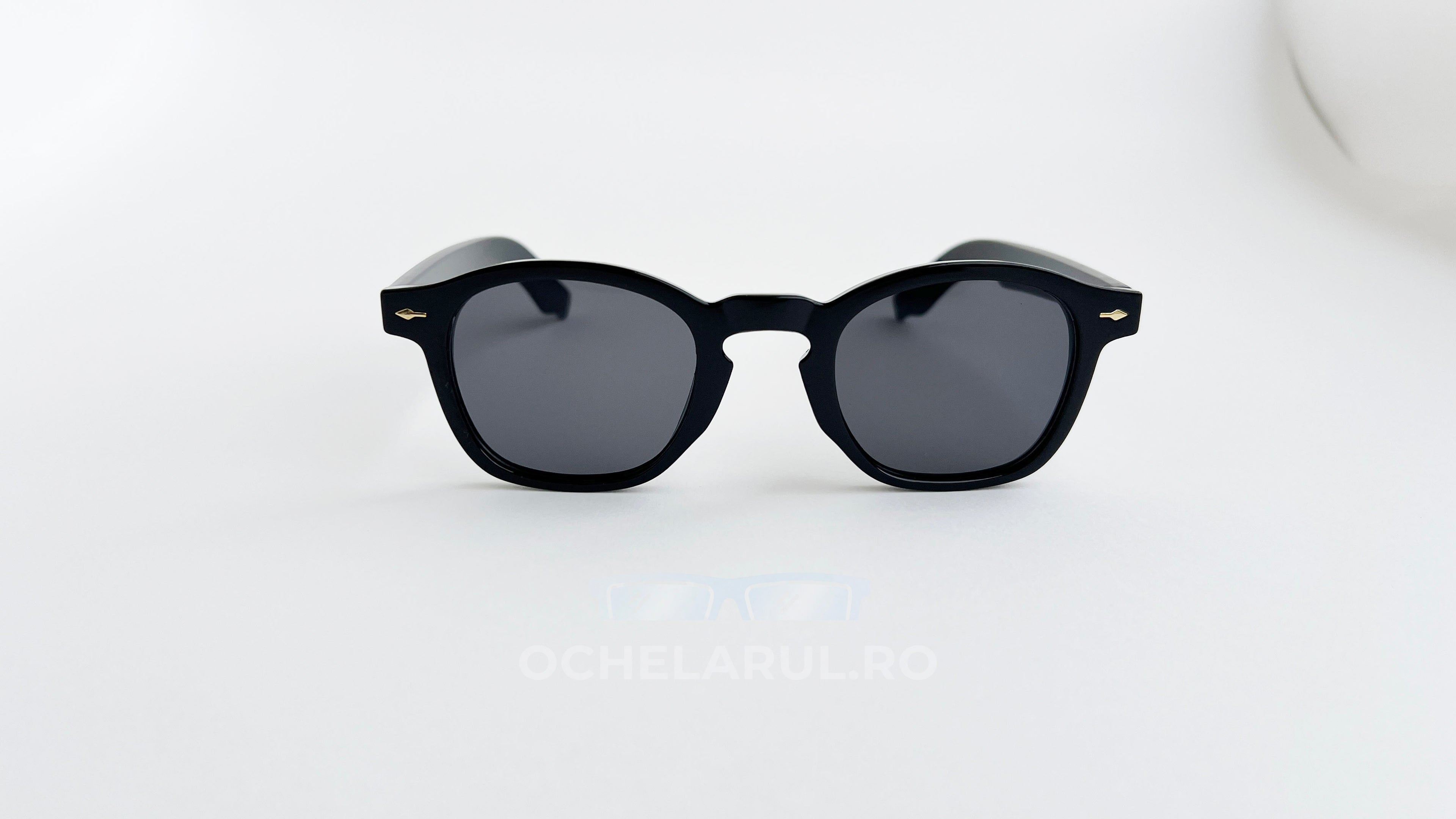 Ochelari de soare Oliver Peoples style, rama neagra si lentile negre, vedere fata aproape
