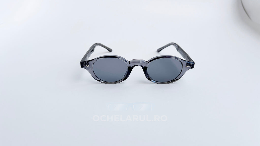 Ochelari de soare ovali ingusti, rama gri transparenta si lentile gri, vedere fata