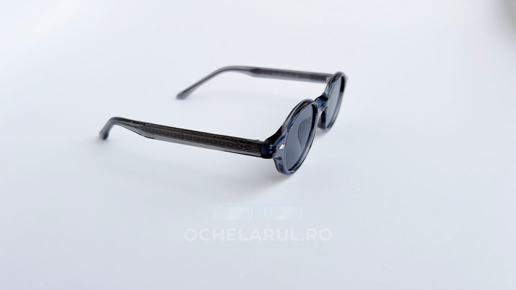 Ochelari de soare ovali ingusti, rama gri transparenta si lentile gri, vedere laterala