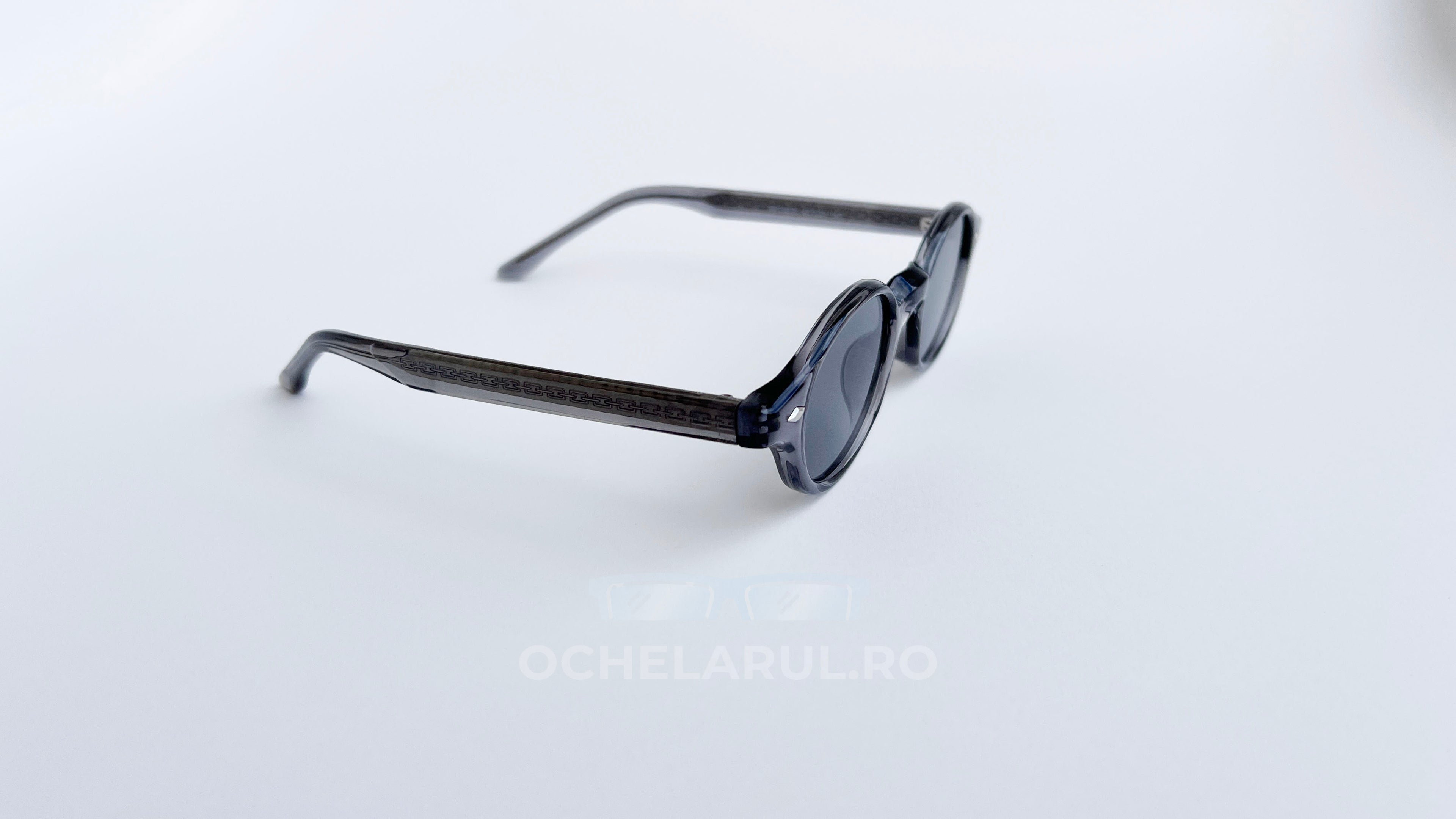 Ochelari de soare ovali ingusti, rama gri transparenta si lentile gri, vedere laterala
