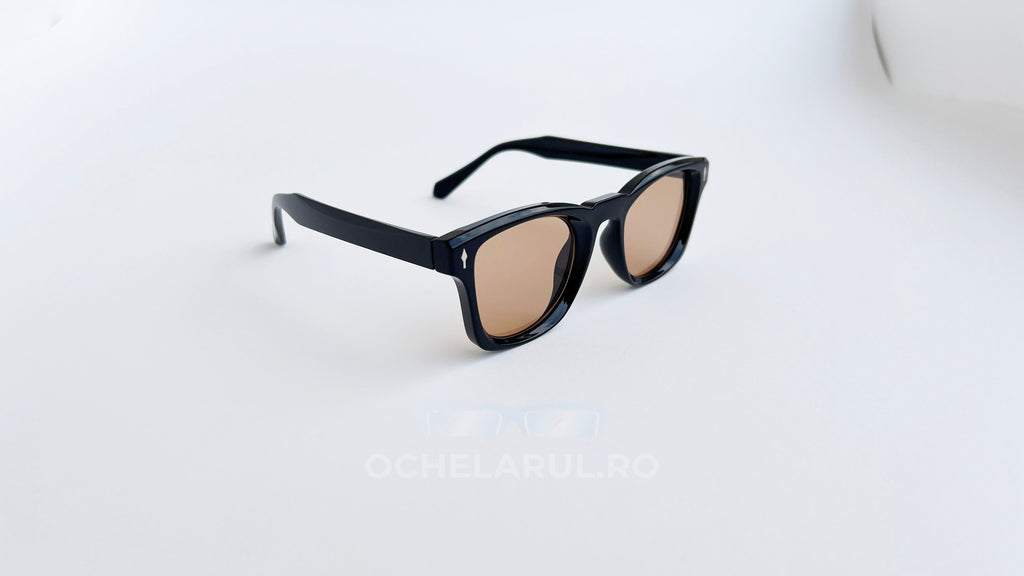 Ochelari de soare Pătrați Clasici cu rame negre și lentile maro, model unisex modern pentru protecție solară.