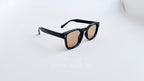 Ochelari de soare Pătrați Clasici cu rame negre și lentile maro, model unisex modern pentru protecție solară.