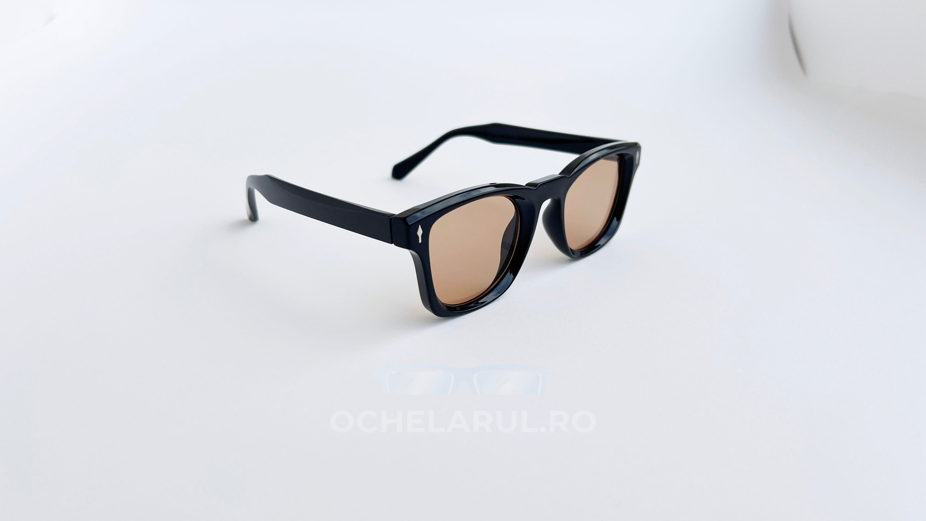 Ochelari de soare Pătrați Clasici cu rame negre și lentile maro, model unisex modern pentru protecție solară.