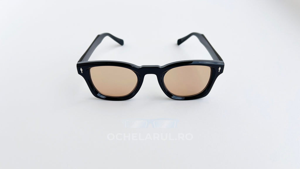 Ochelari de soare Pătrați Clasici cu ramă neagră lucioasă și lentile maro, design elegant pentru bărbați.