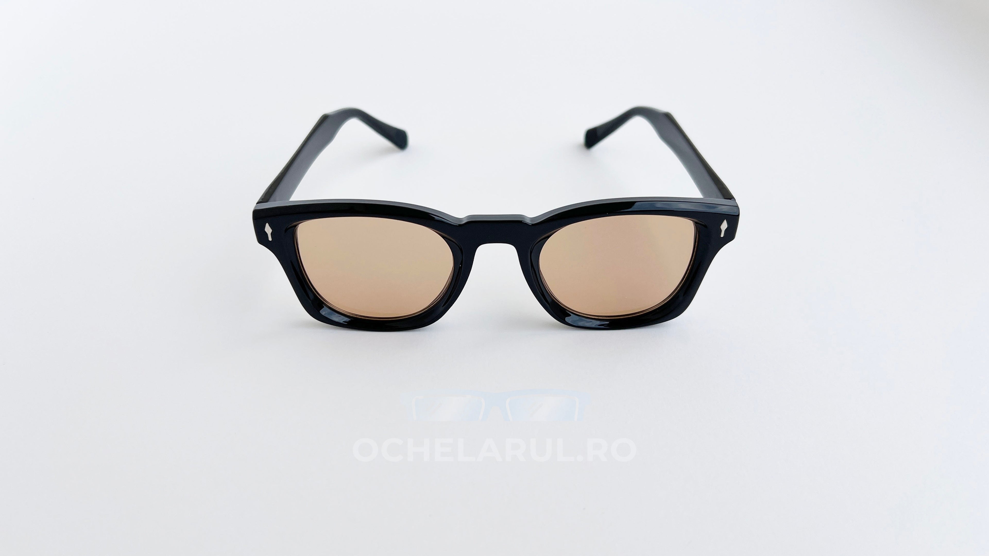 Ochelari de soare Pătrați Clasici cu ramă neagră lucioasă și lentile maro, design elegant pentru bărbați.
