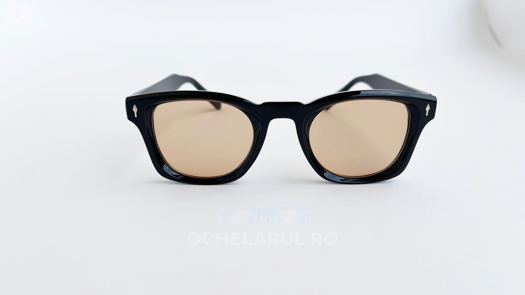 Ochelari de soare Pătrați Clasici cu rame negre și lentile maro, design clasic pentru bărbați.