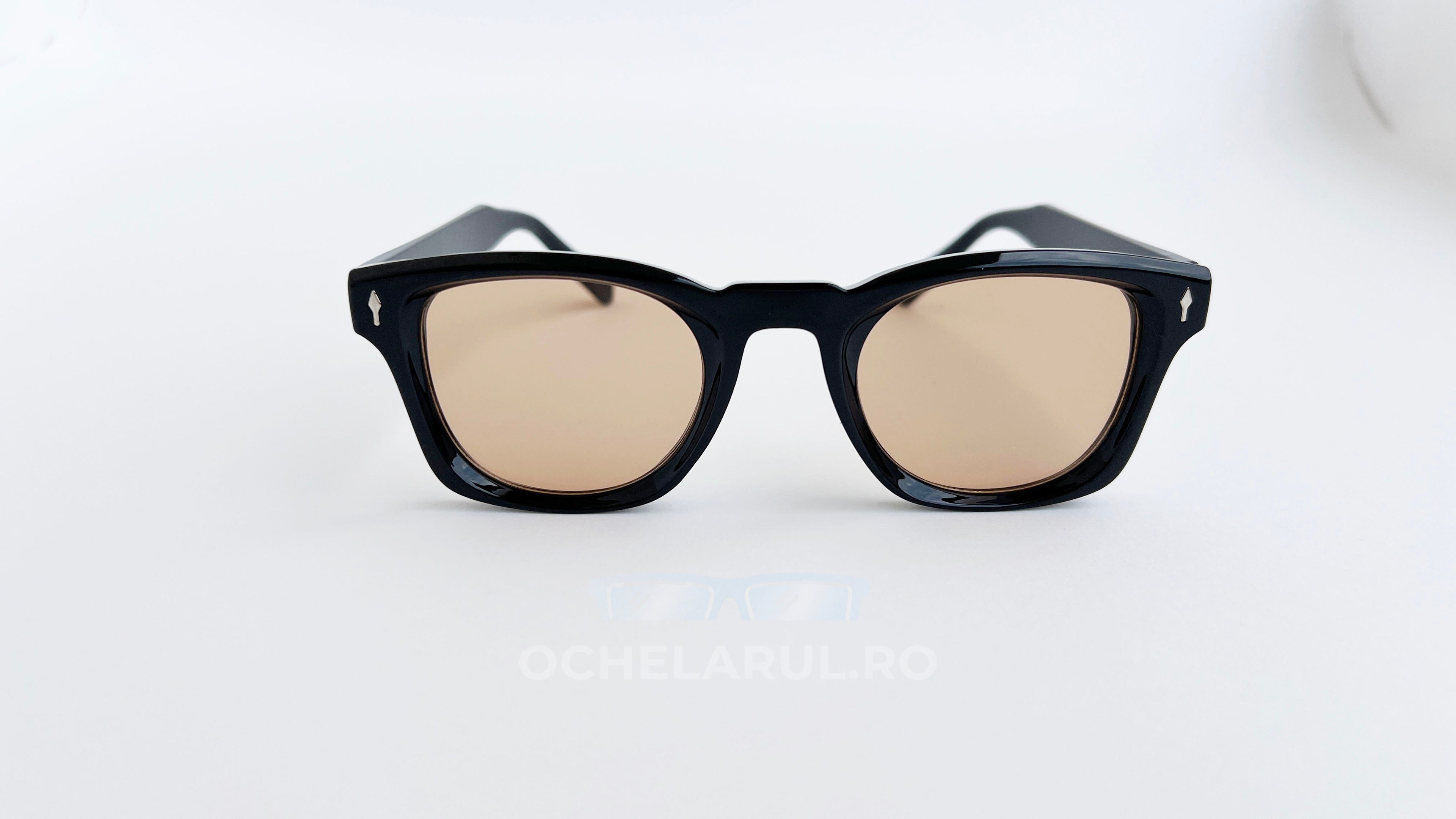 Ochelari de soare Pătrați Clasici cu rame negre și lentile maro, design clasic pentru bărbați.