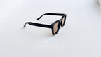 Ochelari de soare Pătrați Clasici cu rame negre și lentile maro, design masculin elegant.