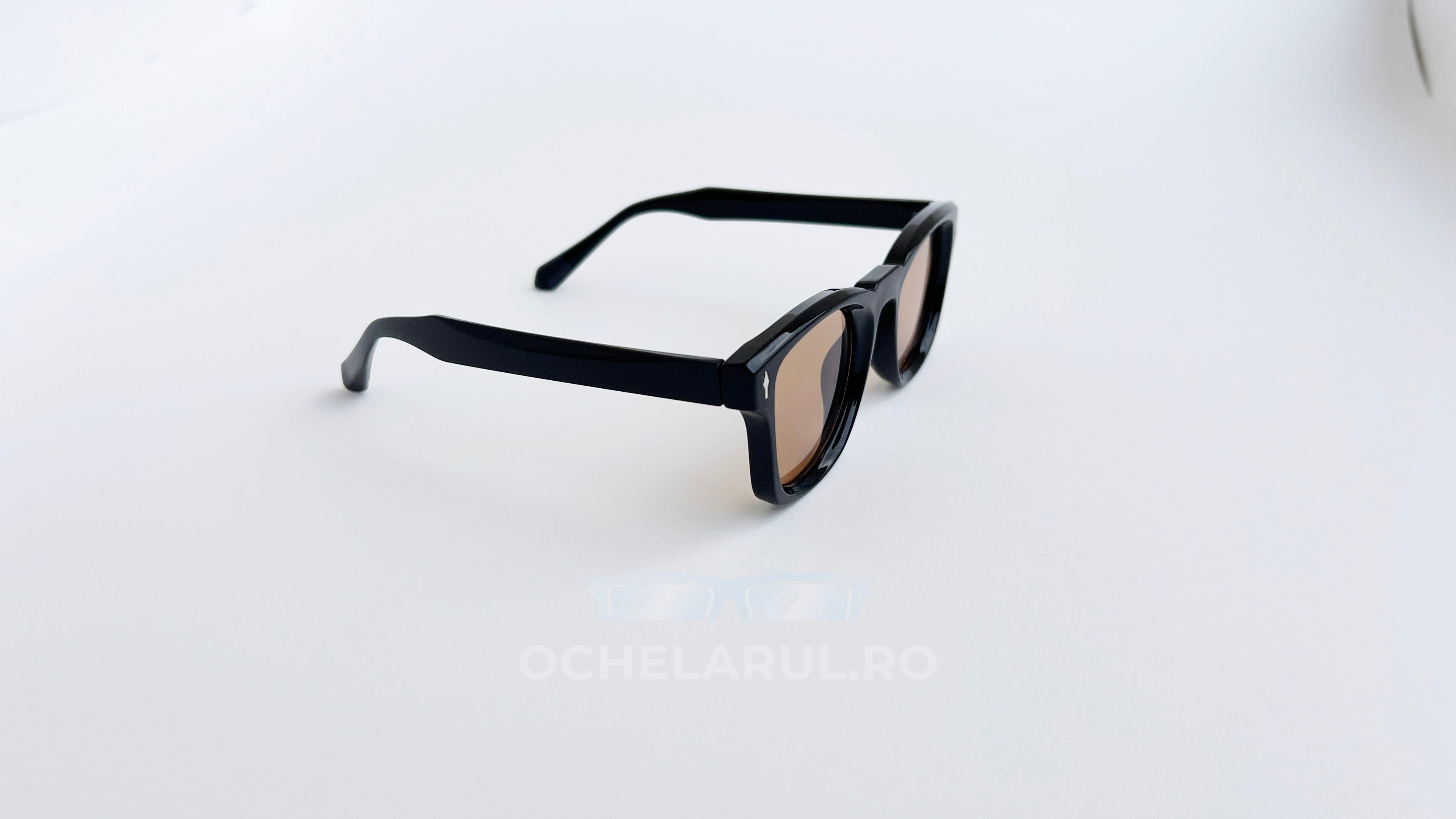 Ochelari de soare Pătrați Clasici cu rame negre și lentile maro, design masculin elegant.