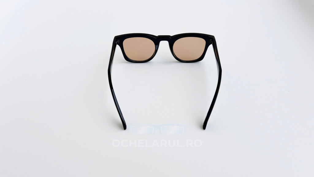 Ochelari de soare Pătrați Clasici cu rame negre și lentile maro, design simplu și elegant pentru bărbați.