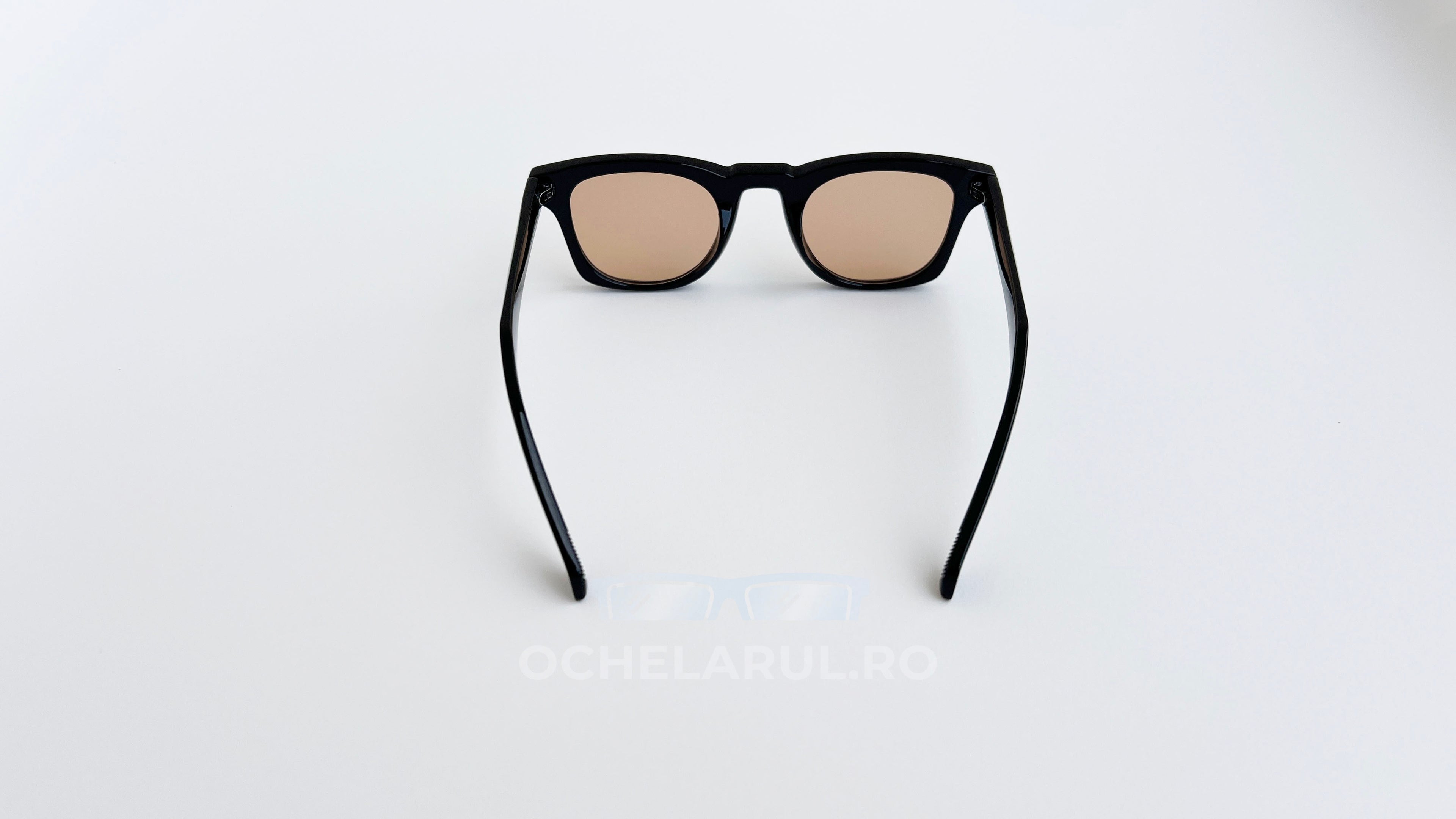 Ochelari de soare Pătrați Clasici cu rame negre și lentile maro, design simplu și elegant pentru bărbați.