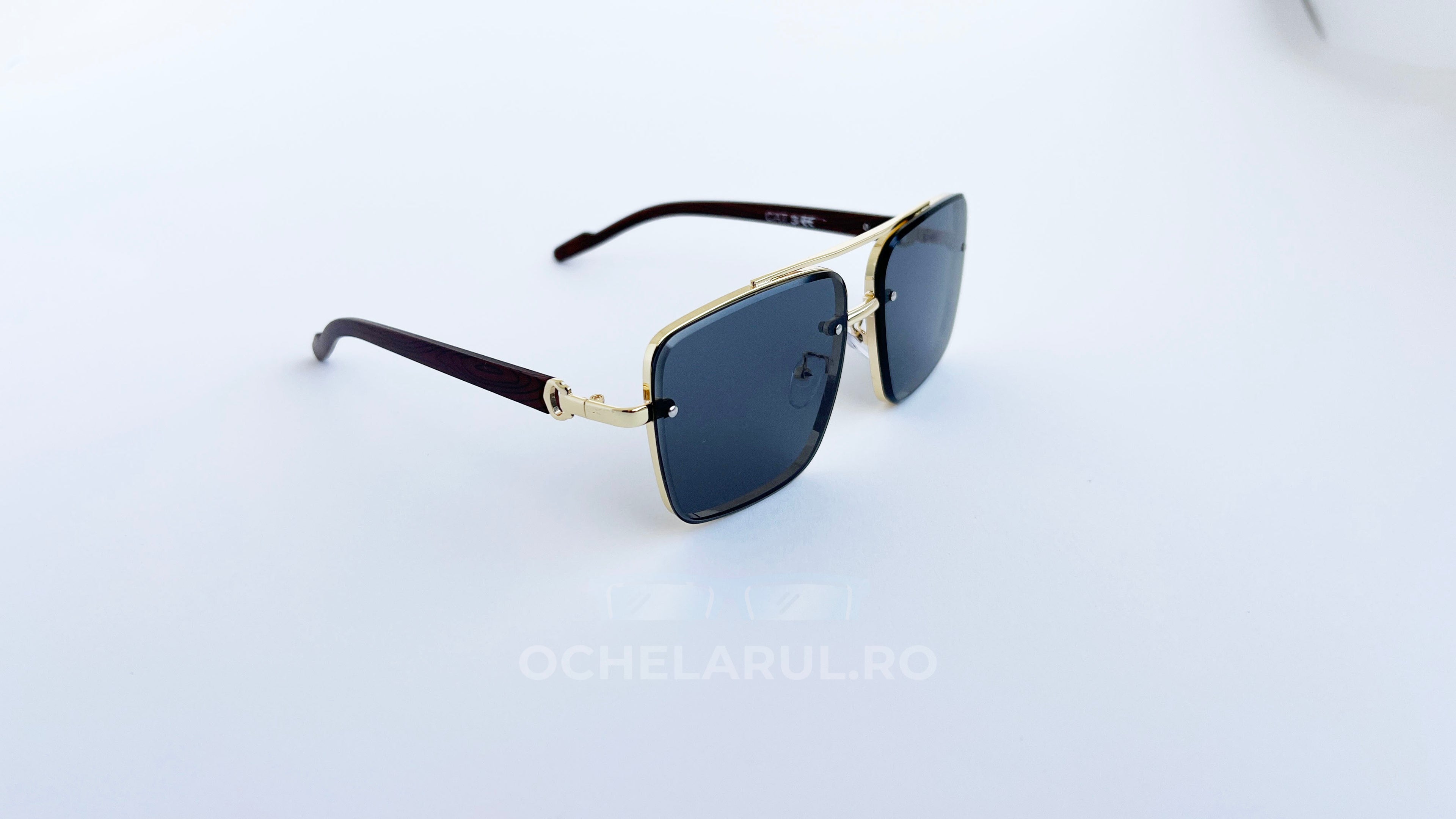 Ochelari Patrati Design Vintage cu rame aurii și lentile negre, ochelari de soare bărbați eleganți și rafinați.