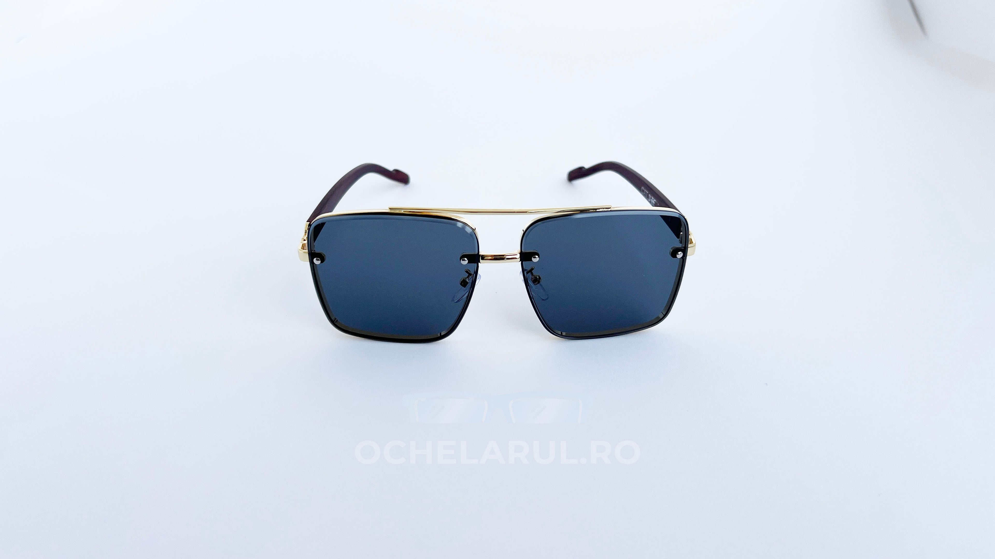 Ochelari de soare Patrati Design Vintage cu rame aurii și lentile negre elegante pentru bărbați.