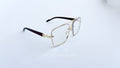 Ochelari Patrati Design Vintage cu rame aurii și brațe maro, lentile transparente, stil clasic și elegant.