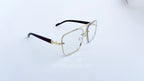 Ochelari Patrati Design Vintage cu rame aurii și brațe maro, lentile transparente, stil clasic și elegant.