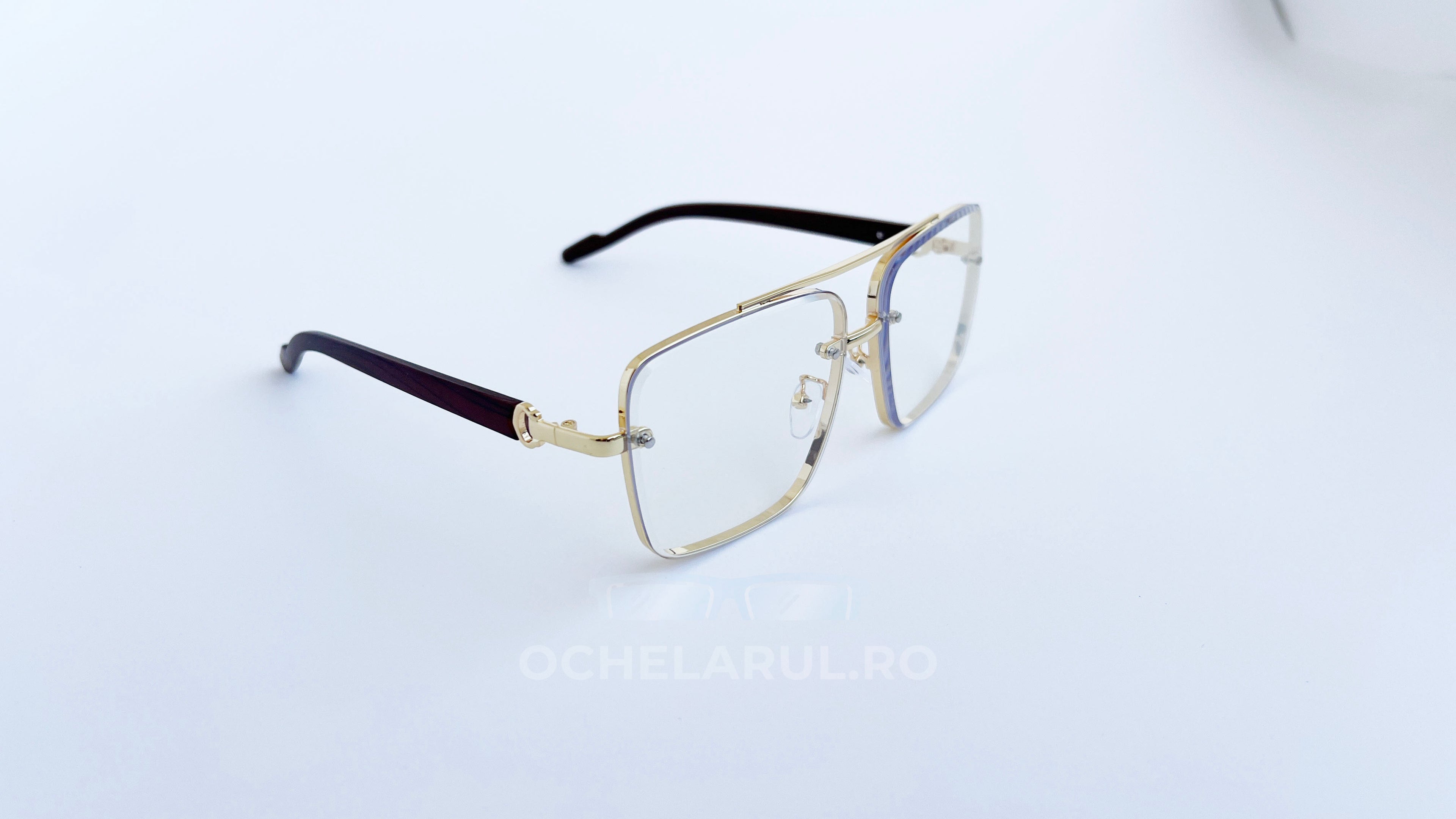 Ochelari Patrati Design Vintage cu rame aurii și brațe maro, lentile transparente, stil clasic și elegant.