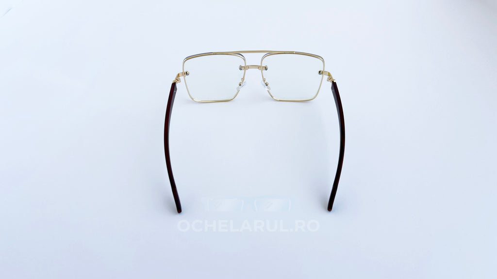 Ochelari Patrati Design Vintage cu ramă aurie și brațe maro, lentile transparente, stil elegant și clasic.