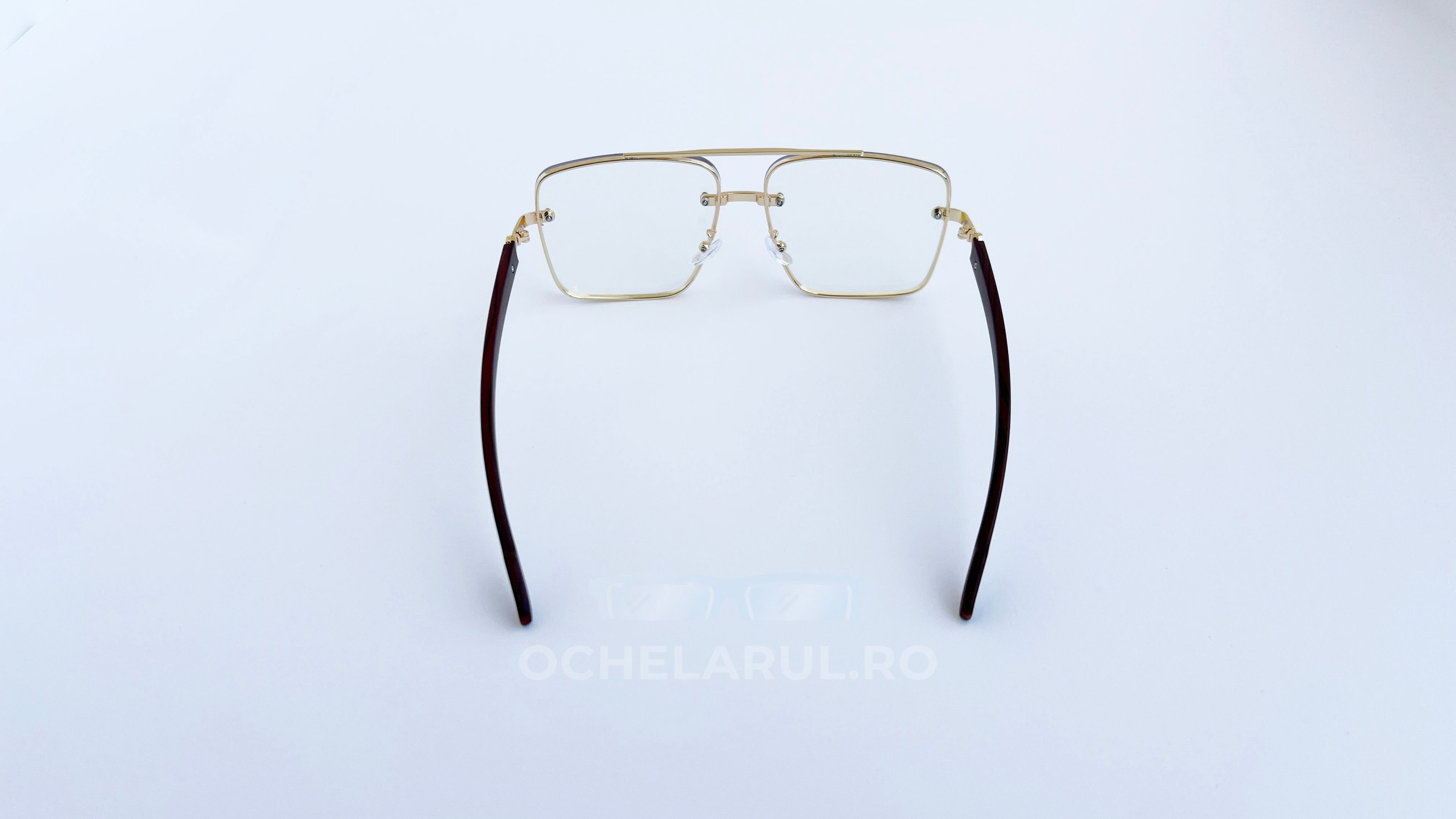 Ochelari Patrati Design Vintage cu ramă aurie și brațe maro, lentile transparente, stil elegant și clasic.