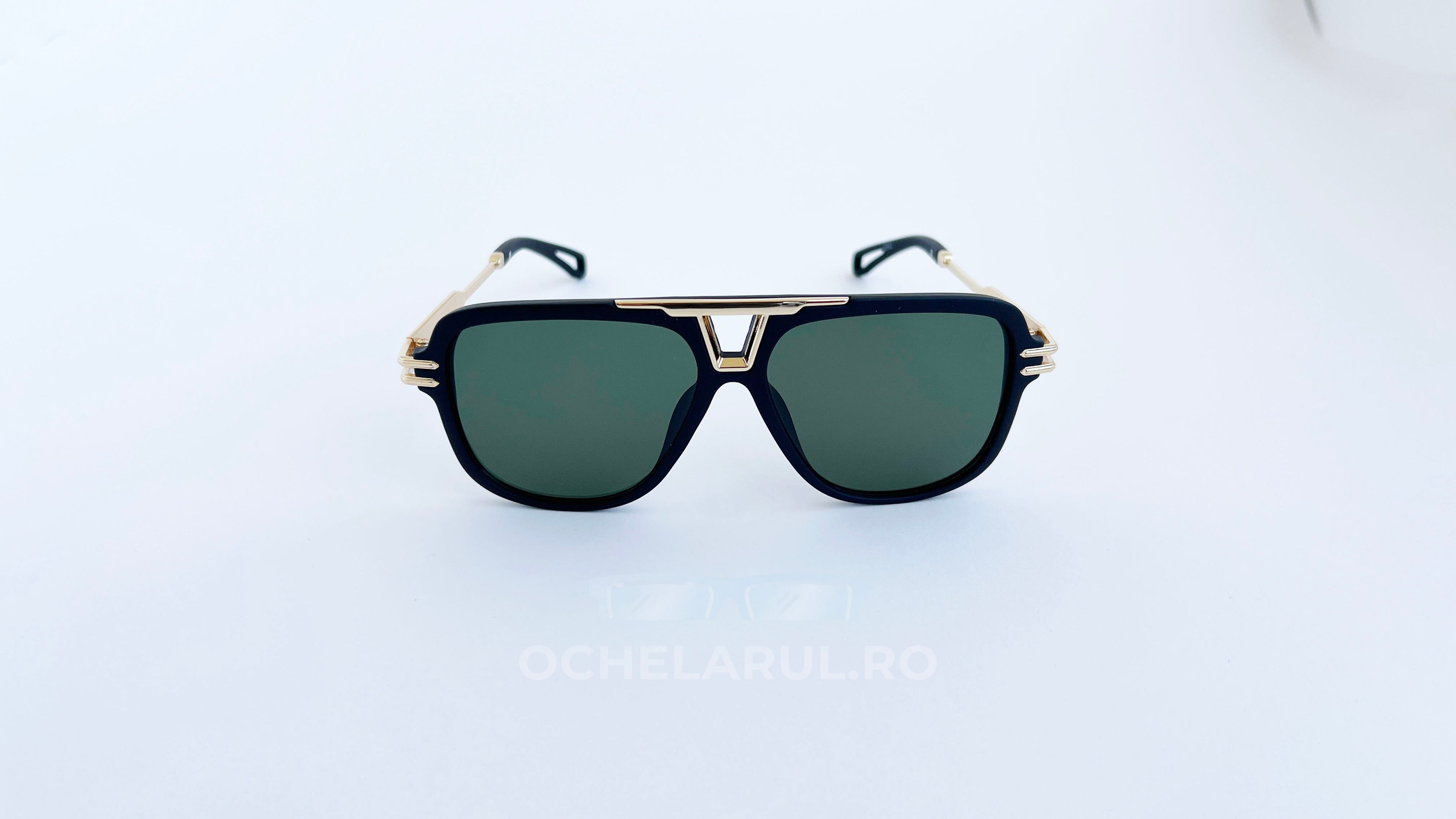 Ochelari de soare Pilot Style cu rame negre și aurii și lentile verzi, design modern pentru ochelari de soare bărbați, disponibili pe ochelarul.ro
