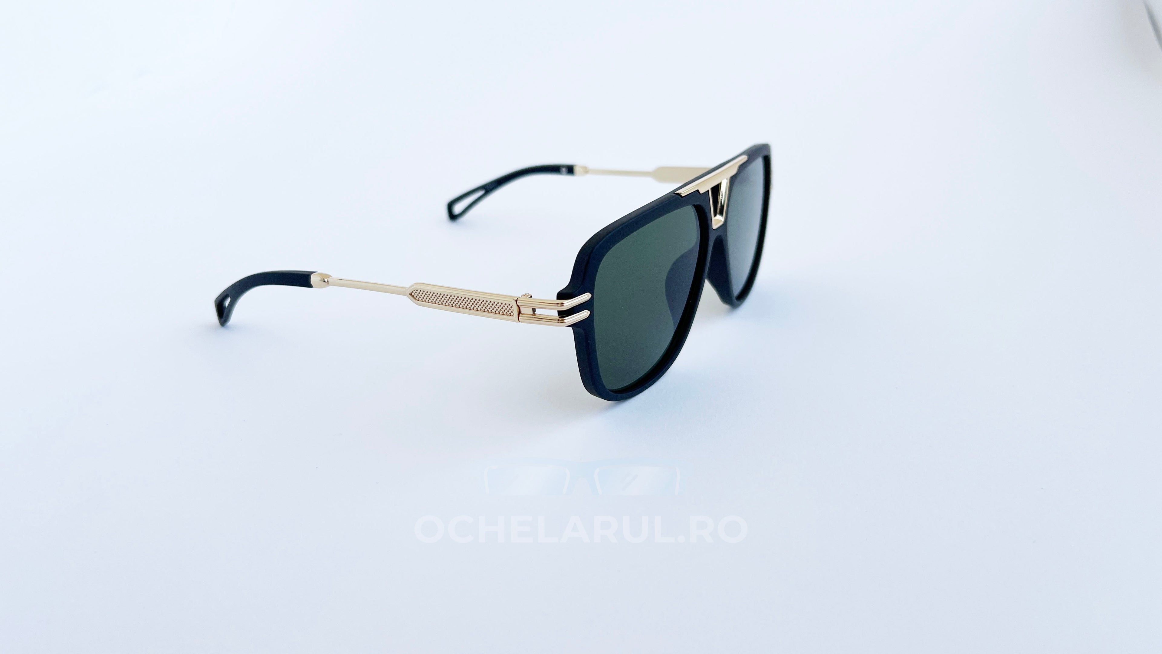Ochelari de soare Pilot Style cu rame negre și aurii elegante, lentile verzi, design modern pentru bărbați oferind protecție și stil aparte.