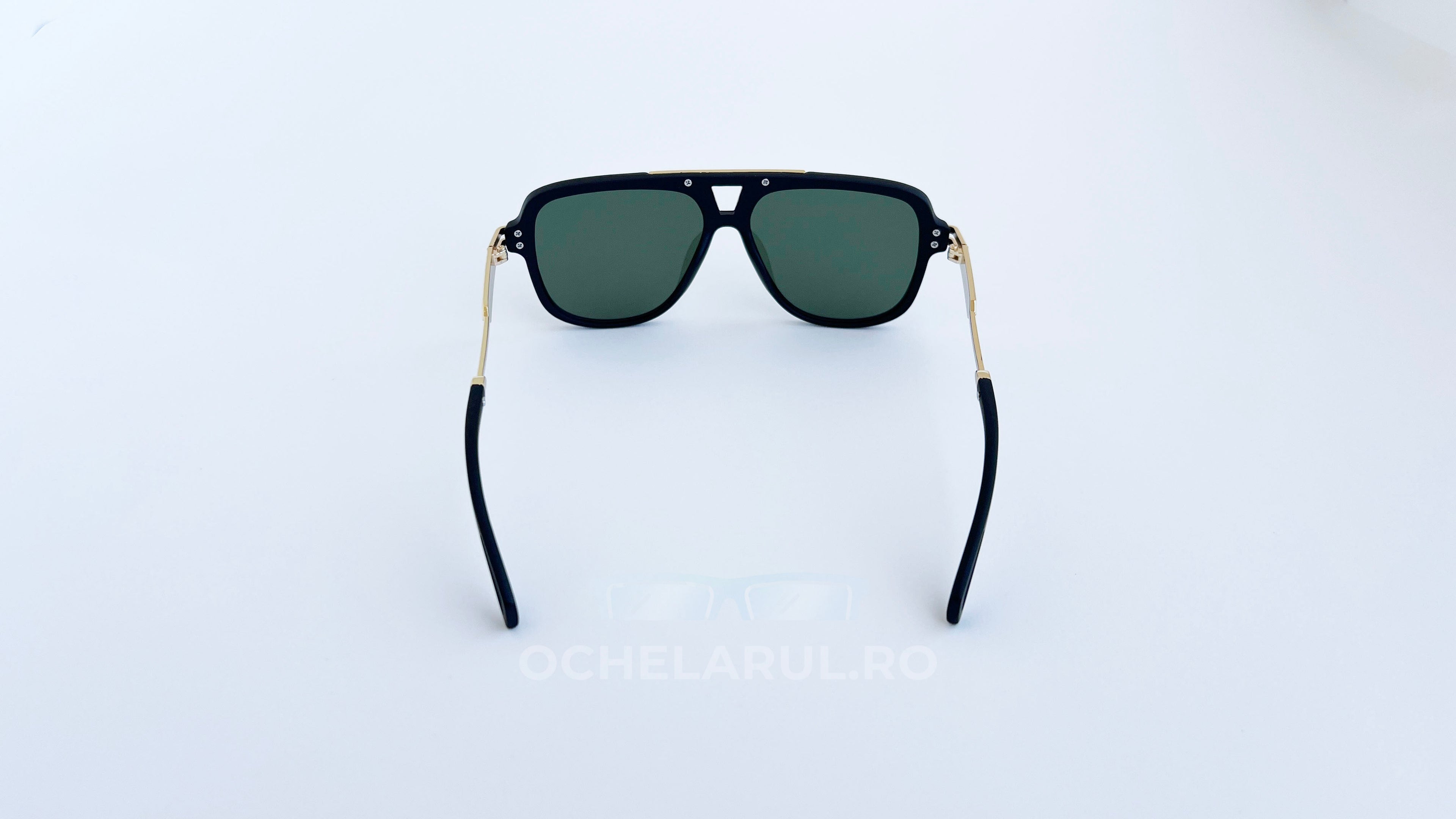 Ochelari de soare Pilot Style cu rame negre și aurii, lentile verzi, design clasic și elegant pentru protecție solară optimă bărbați.