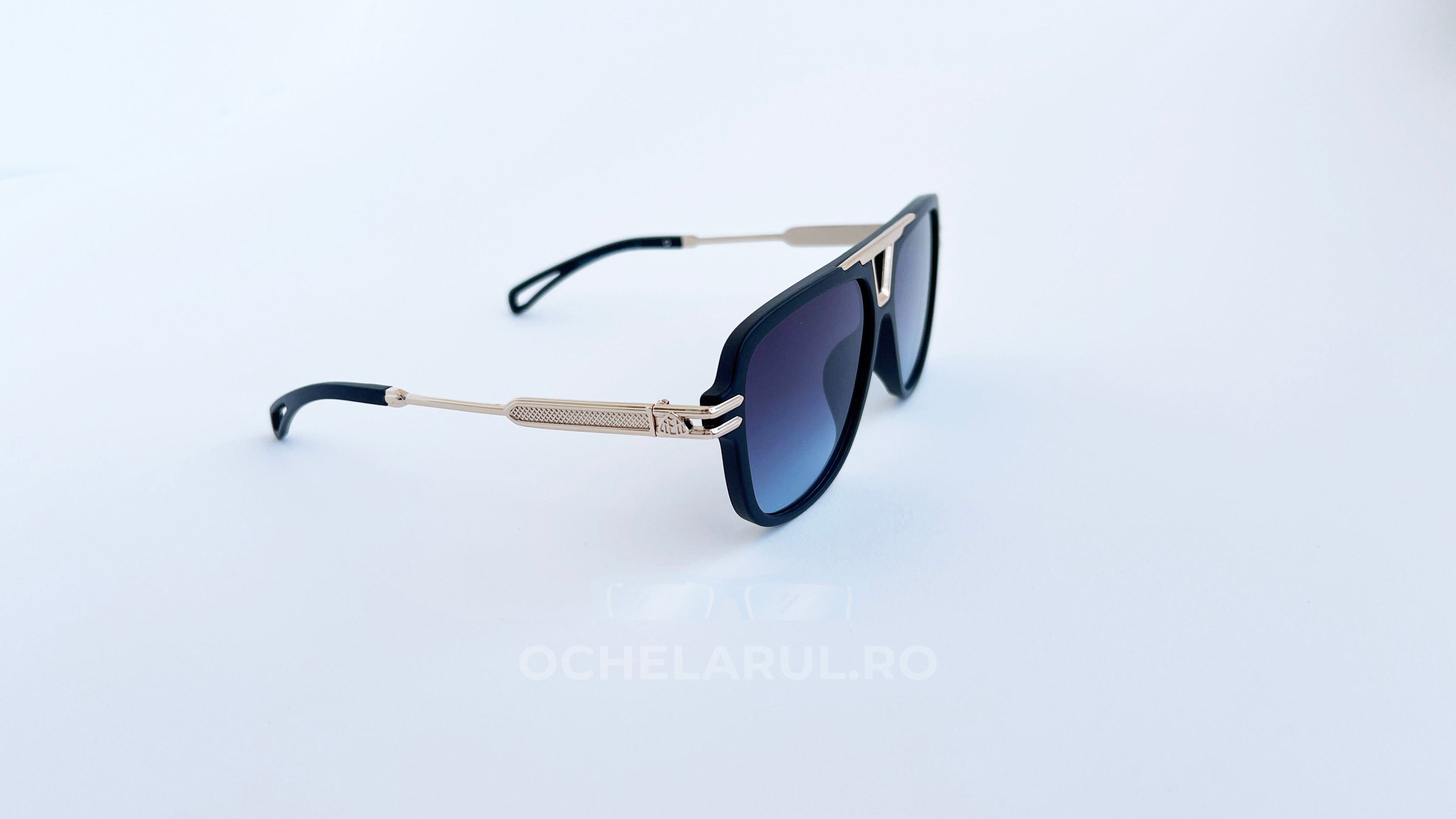Ochelari de soare Pilot Style cu rame negre și aurii și lentile violet degrade, design modern pentru bărbați.