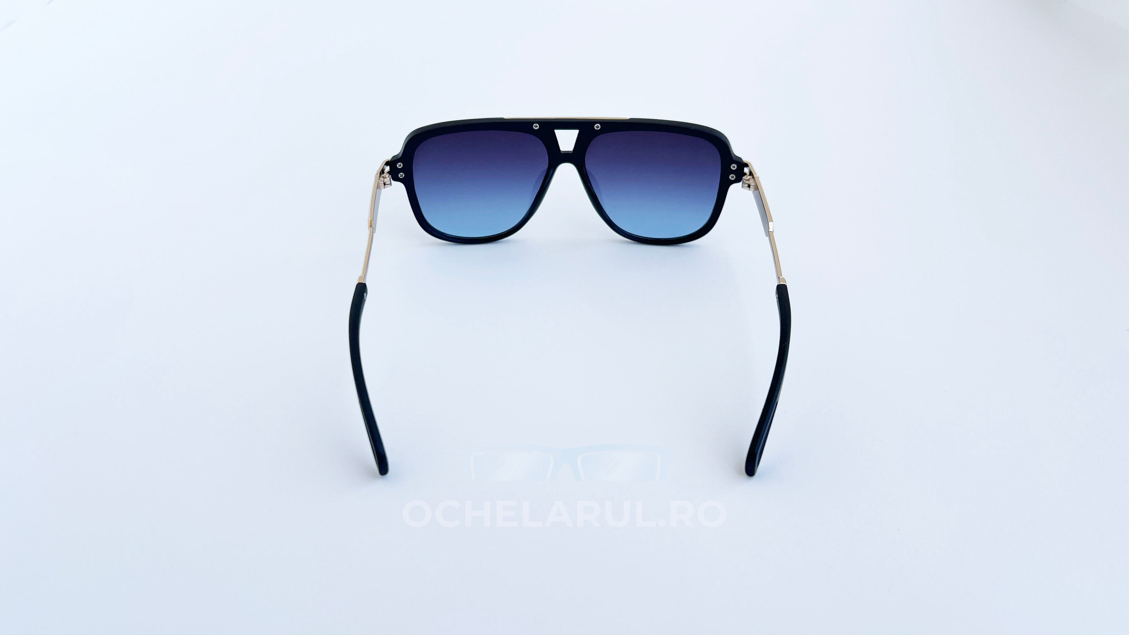 Ochelari de soare Pilot Style cu rame negre și aurii și lentile degrade violet, model pentru bărbați.