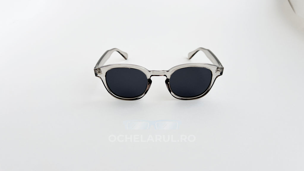 Ochelari de soare Moscot Lemtosh Style cu rame gri transparente și lentile negre, design clasic pentru bărbați.