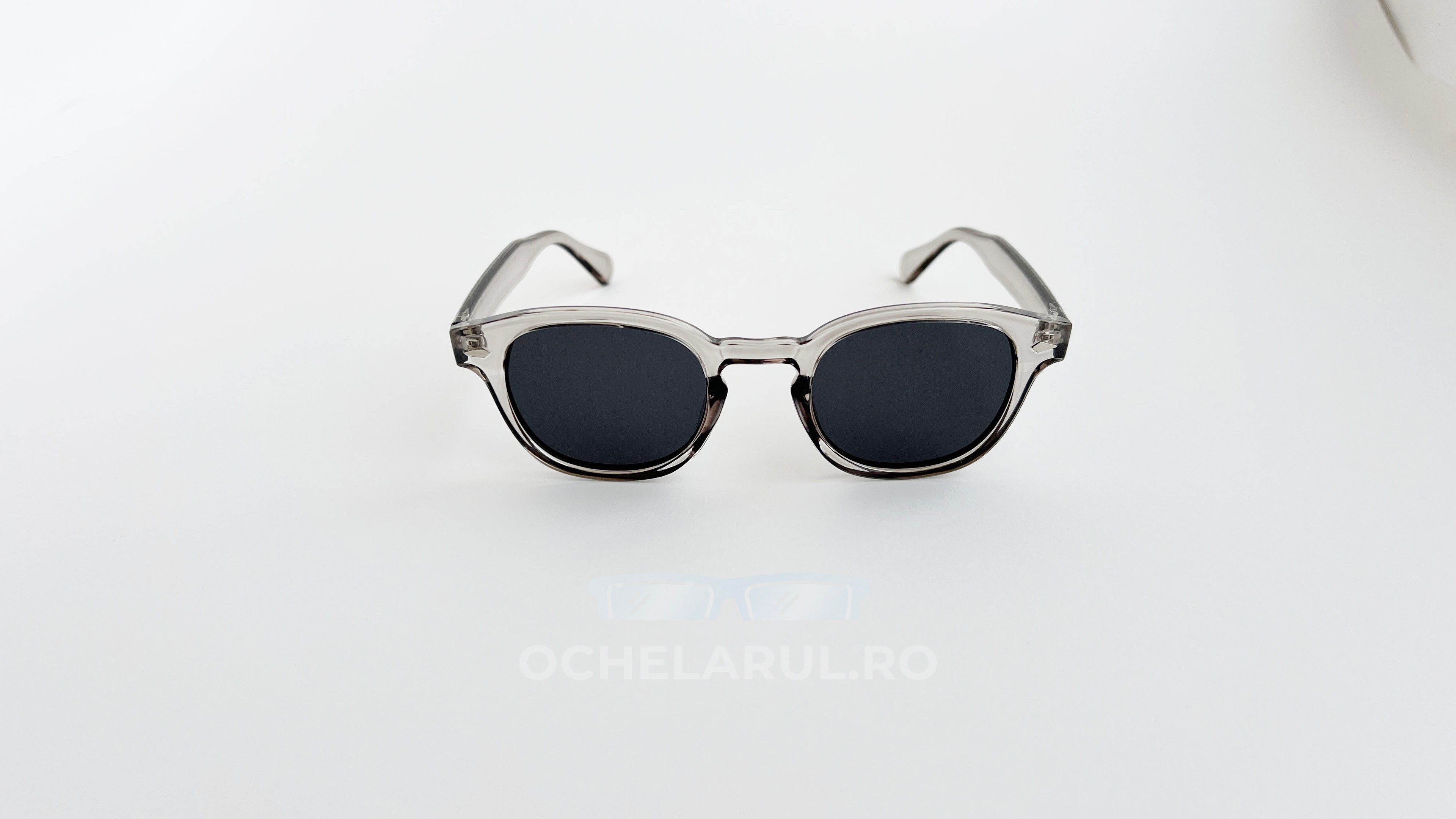 Ochelari de soare Moscot Lemtosh Style cu rame gri transparente și lentile negre, design clasic pentru bărbați.