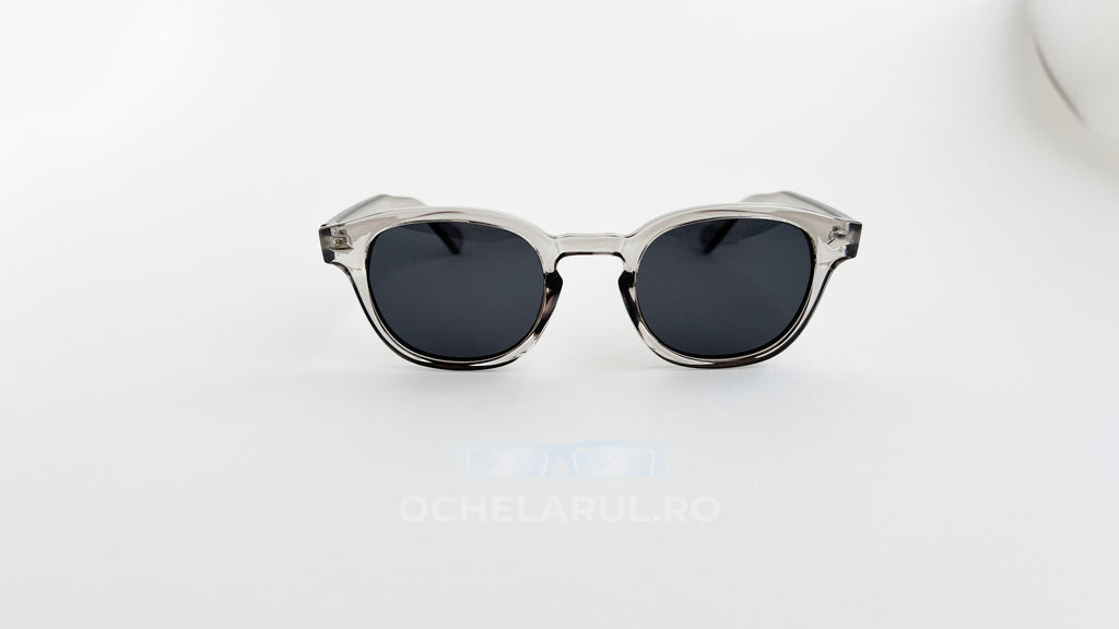 Ochelari de soare Moscot Lemtosh Style cu rame gri transparente și lentile negre pentru protecție UV.